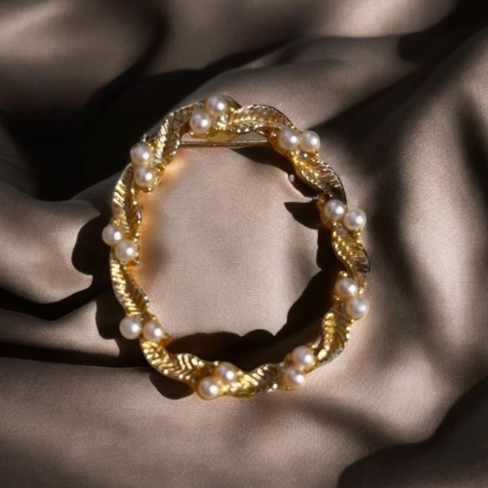 Vintage Signed Gerry's Textured Leaf Round Wreath Faux Pearl Bead Pin Brooch